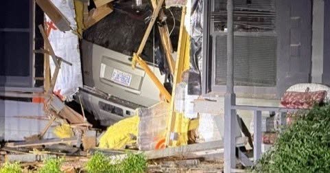Arrestan a conductor que presuntamente huyó tras estrellarse contra una vivienda