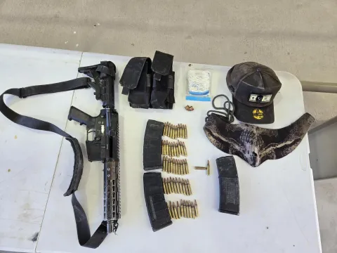 Capturan a tres indocumentados armados con rifles de asalto en Texas