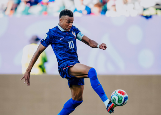 La ONU y la FIFA condenan insultos racistas contra Kylian Mbappé.