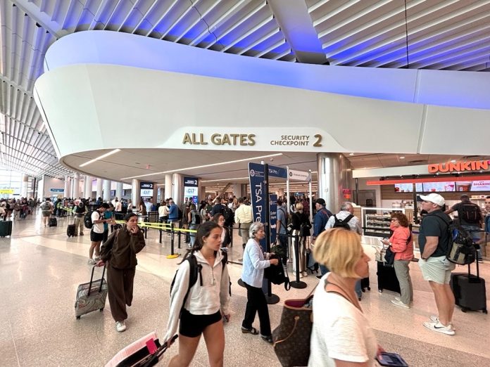 ¿Cuál es el impacto económico del Aeropuerto Charlotte Douglas para el estado?