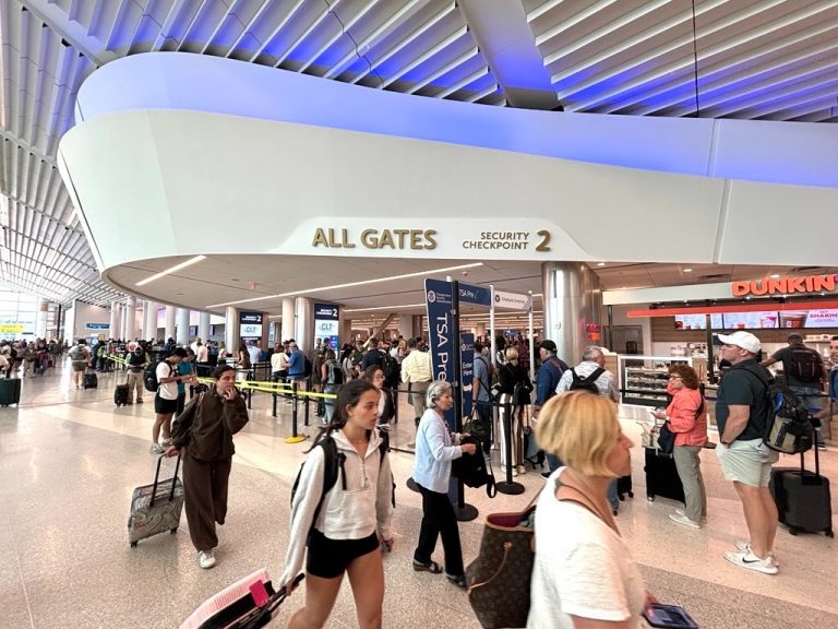 ¿Cuál es el impacto económico del Aeropuerto Charlotte Douglas para el estado?