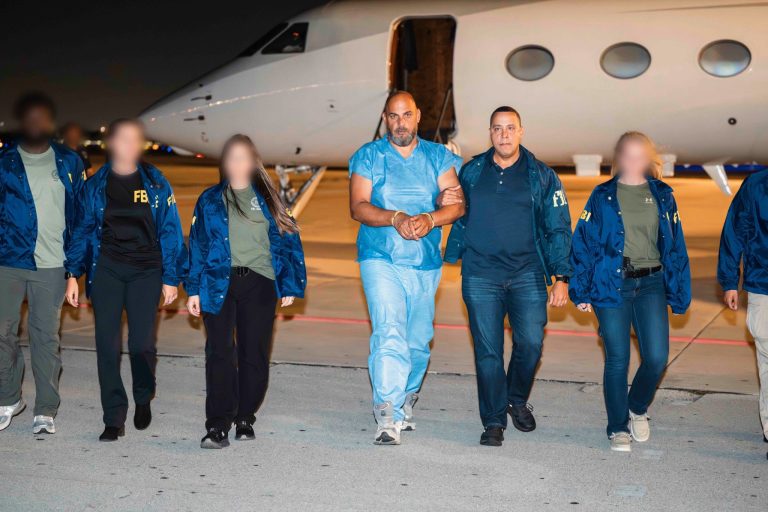 FBI captura en el extranjero al prófugo acusado de una estafa masiva a Medicare