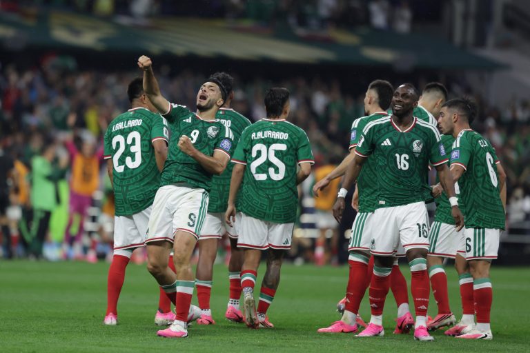 México vence 2-0 a Ecuador y avanza en el Mundial