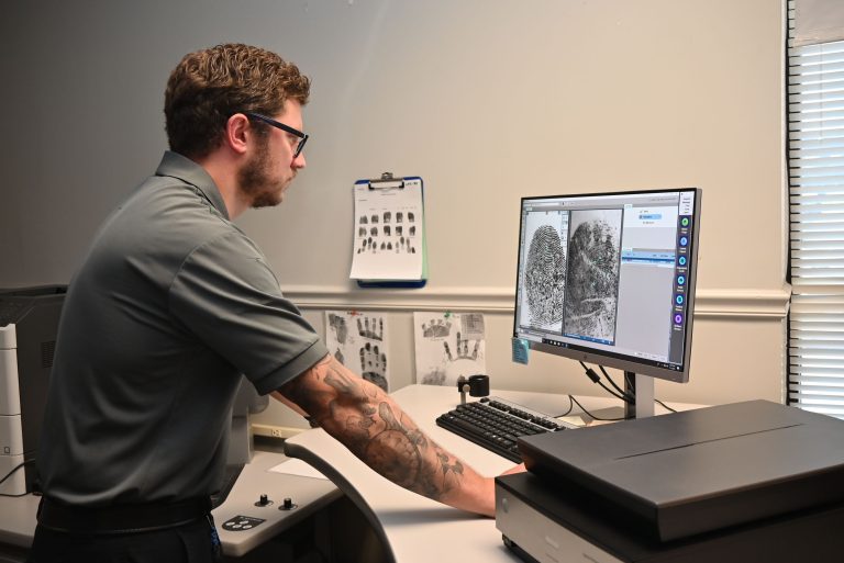 Laboratorio forense de Greensboro reconocido internacionalmente