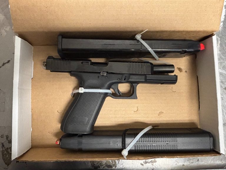 Arrestan a adolescente tras hallarle un arma modificada con municiones