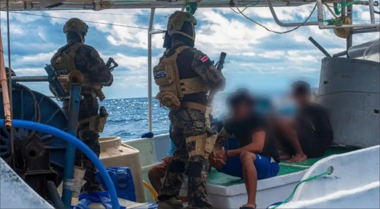Interceptan barco pesquero con 710 kg de cocaína en el Pacífico