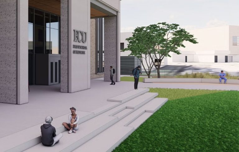 Investigan facultad de universidad en NC por posible discriminación racial en admisiones