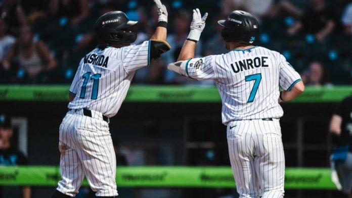 Adams impulsa a los Knights a su segunda victoria consecutiva sobre los Tides