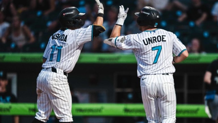 Adams impulsa a los Knights a su segunda victoria consecutiva sobre los Tides