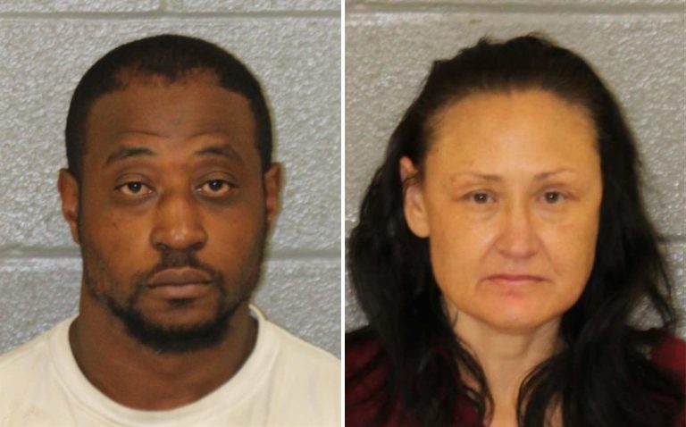 Dos detenidos, drogas, armas y seis perros rescatados en Charlotte
