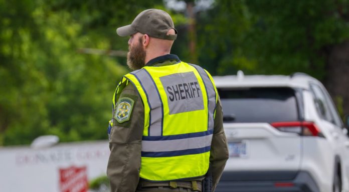 Agente del Sheriff de Mecklenburg County salva la vida de una mujer en un ataque de perros