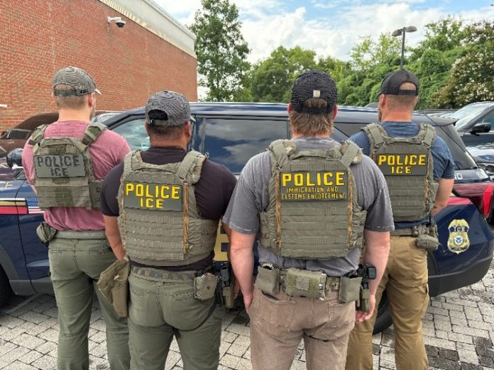 Agentes de ICE rescatan a un niño en una carretera de Tennessee