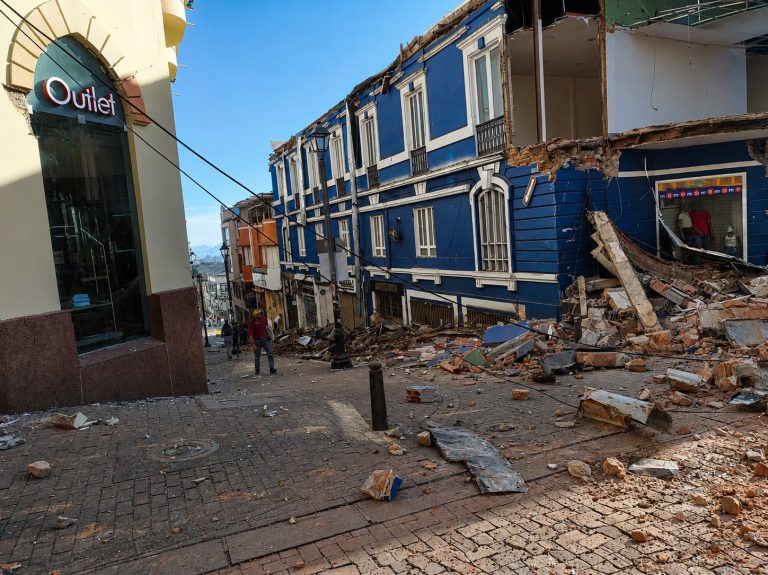 Colombia declara desastre nacional tras terremoto de 7,4