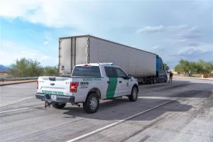Patrulla Fronteriza arresta a 95 camioneros indocumentados
