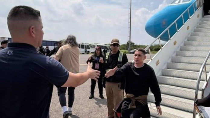 Llega a Venezuela primer vuelo de repatriación tras los terremotos