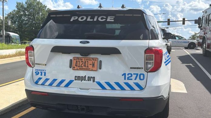 Oficial del CMPD herido al atender una llamada de emergencia