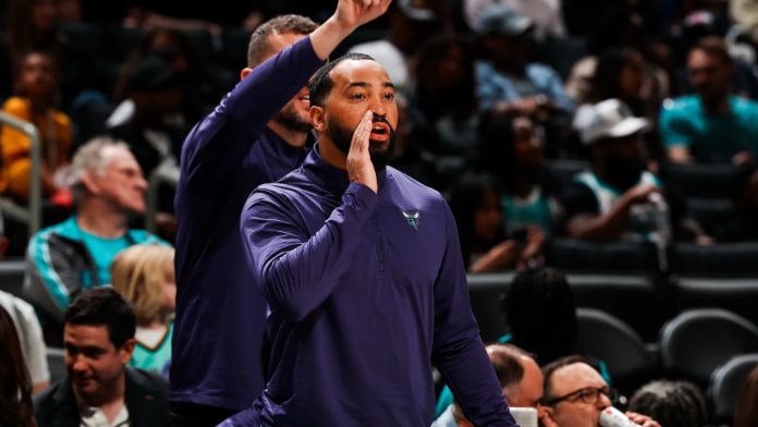 El entrenador asistente de los Hornets, Lamar Skeeter, dirigirá al equipo en Estambul
