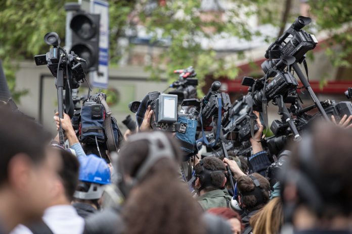 Grandes cadenas de televisión suspenden cobertura conjunta tras veto