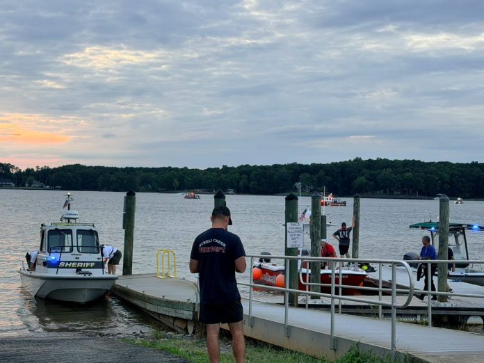 Recuperan a una persona tras saltar de una embarcación en Lake Wylie