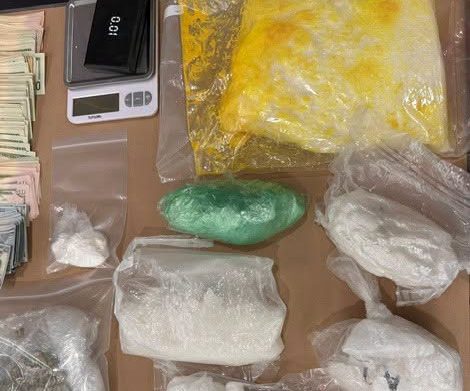 Operativo deja un detenido y el decomiso de drogas, armas y más de $15.000