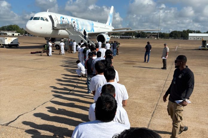 DHS envía nuevo vuelo de deportación a Ecuador