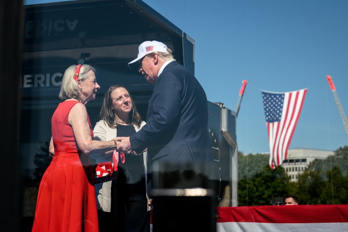 Trump rinde tributo a los héroes del 11-S en la Casa Blanca