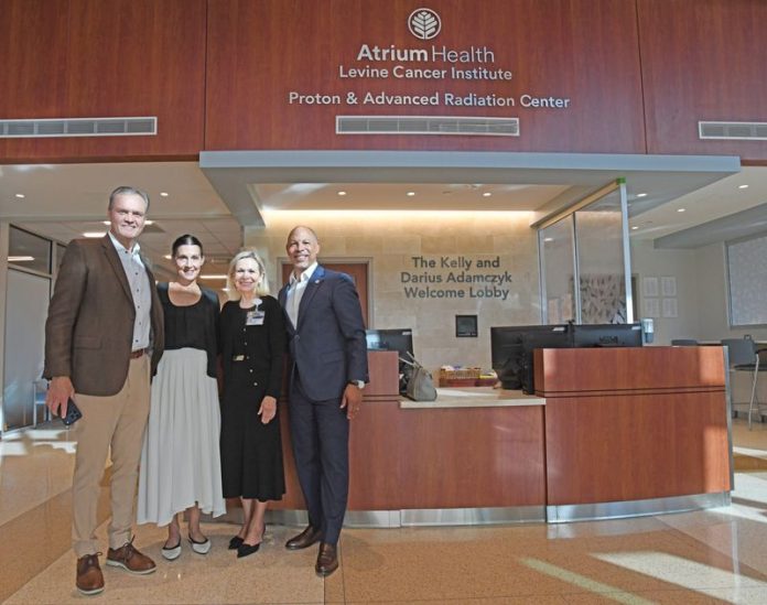 Realizan donación al Centro de protonterapia y radioterapia avanzada Levine de Atrium Health