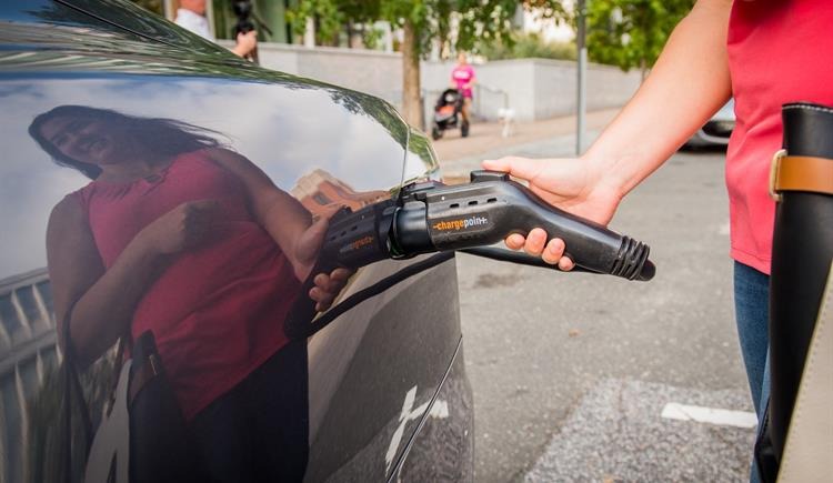NCDOT otorga fondos para estaciones de carga de vehículos eléctricos en vías del estado