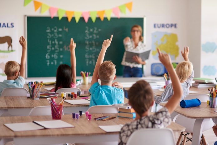 EE.UU. defiende derechos de padres, sanciona a escuelas de Los Ángeles