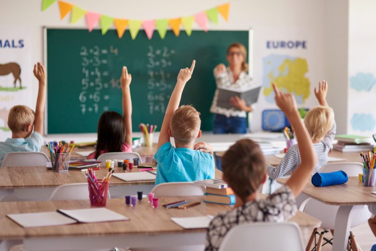 EE.UU. defiende derechos de padres, sanciona a escuelas de Los Ángeles