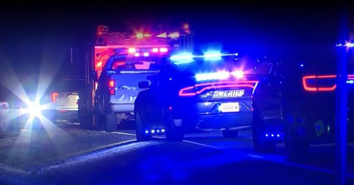 Tiroteo con participación policial deja un hombre muerto y dos oficiales heridos