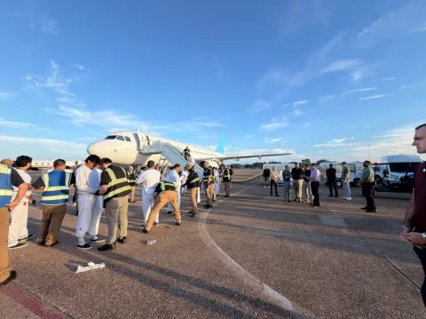 DHS ejecuta vuelo de deportación masiva hacia El Salvador