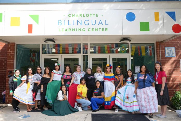 Charlotte Bilingual Learning Center celebra la diversidad cultural con su desfile anual de países