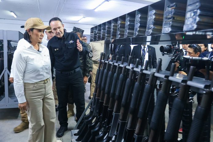 Keiko Fujimori visita el CECOT y sella acuerdos bilaterales de seguridad con Nayib Bukele