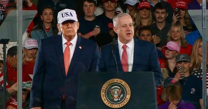 Trump visitó NC para impulsar a los republicanos antes de las elecciones legislativas