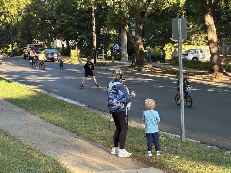 NCDOT organiza caminatas escolares con estudiantes, familias y líderes