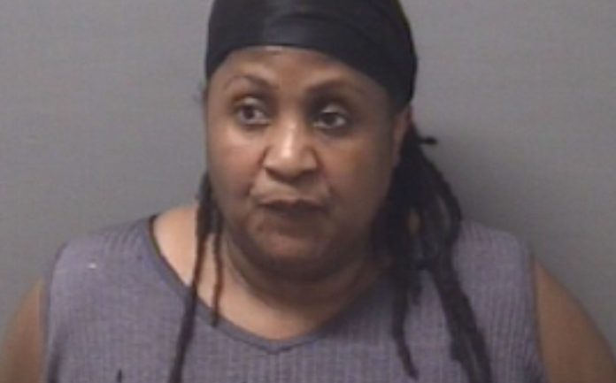 La policía de Mooresville arresta a una mujer bajo cargos de explotación de menores